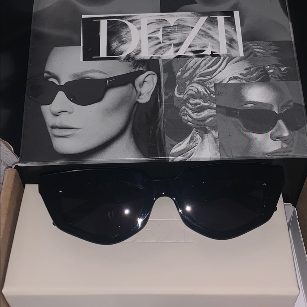 DEZI ON READ SUNGLASSES